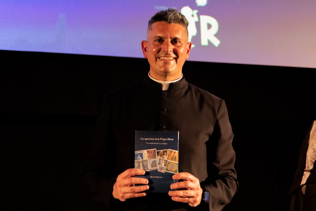 El P. Marciano muestra un ejemplar de su nuevo libro. Fuente: R. Fernández