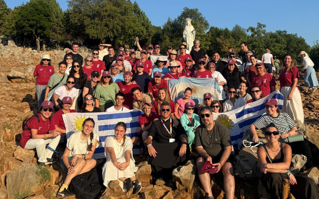 P.-Marciano-con-un-grupo-de-peregrinos-de-Uruguay-en-Medjugorje.-Credito-Cortesia-P.-Marcelo-Marciano