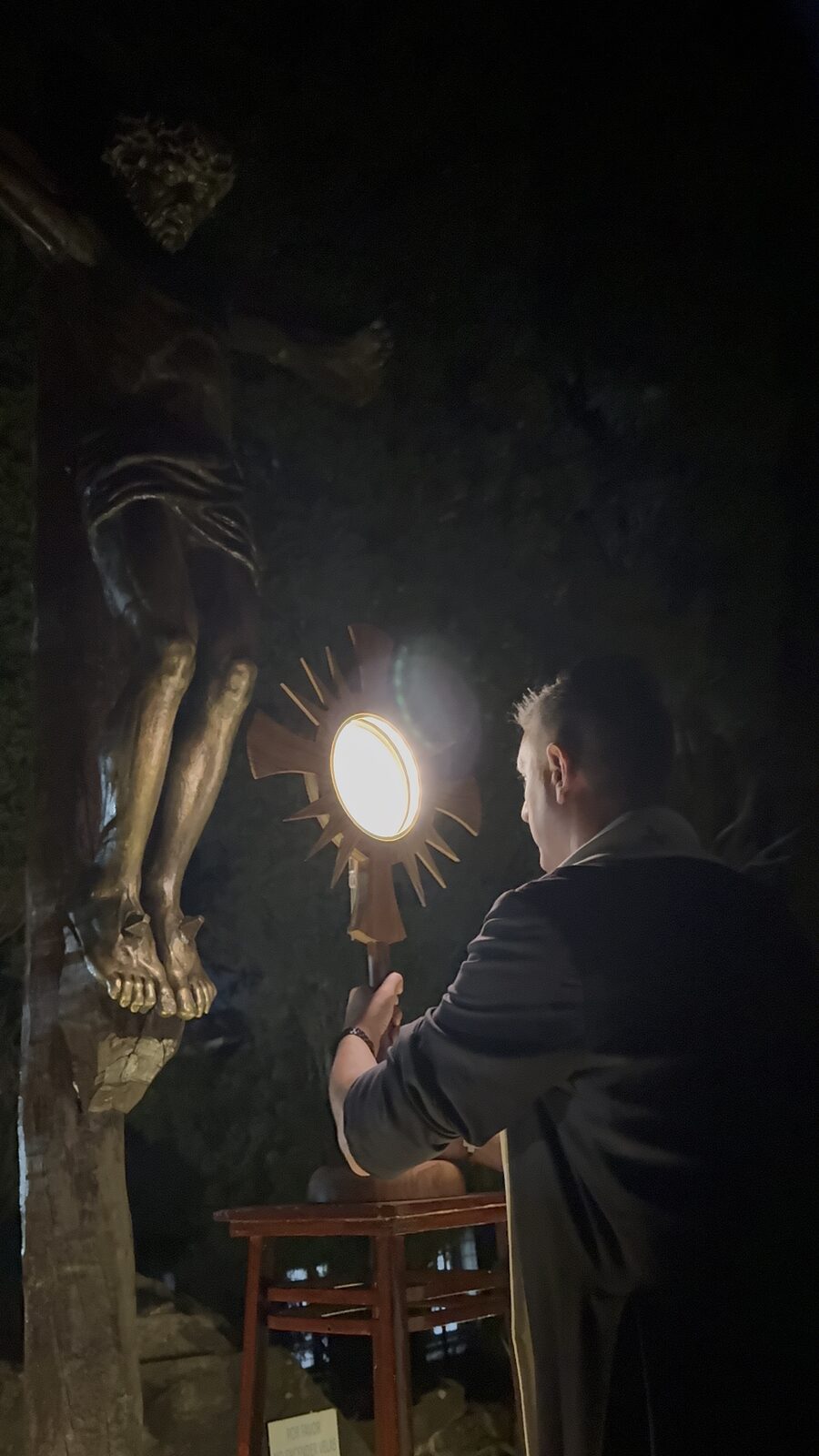 Adoración nocturna ante la custodia